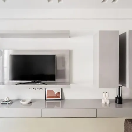 Contemporary Bliss 2br In By Upstreet *